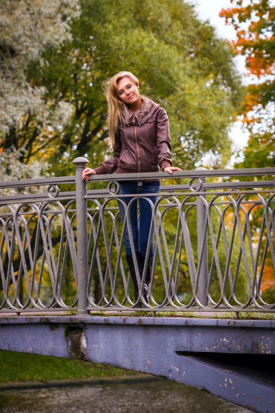 Mujer bonita en un puente de otoño —  Fotos de Stock