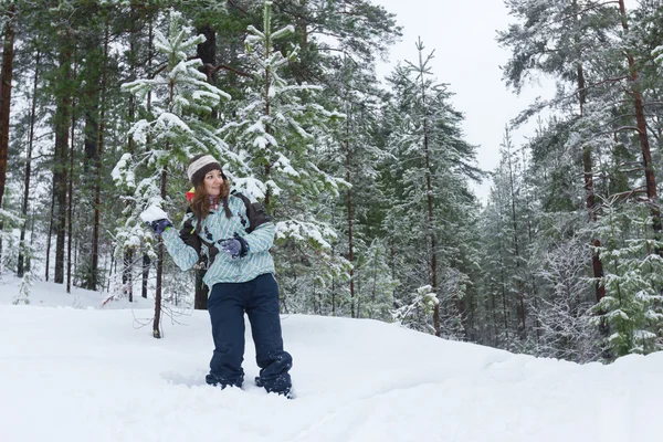 Femme avec boule de neige repos d'hiver — Photo
