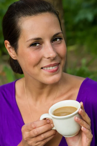 Piękna młoda kobieta pijąca kawę na świeżym powietrzu — Zdjęcie stockowe