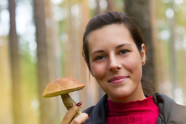 Mujer con hongo comestible en el bosque — Foto de Stock