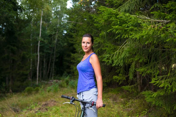 Ung vacker kvinna och cykel — Stockfoto