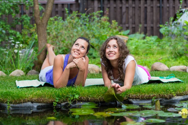 Twee mooie jonge brunet vrouw buitenshuis — Stockfoto