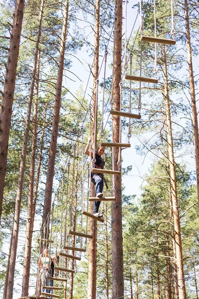 Jonge dappere vrouw klimmen in een touw avonturenpark — Stockfoto