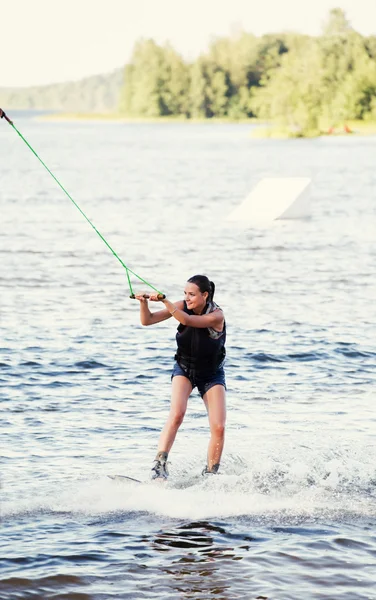 Donna in sella wake board — Foto Stock