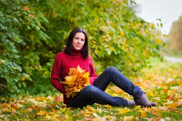 秋天的公园里的漂亮女人 — 图库照片