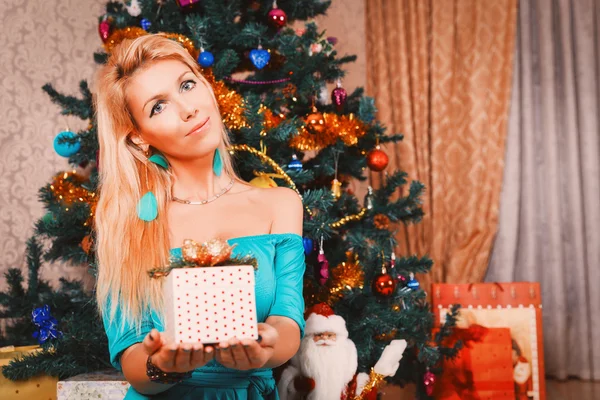 Mujer bonita con regalo y árbol de Navidad —  Fotos de Stock