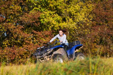 Zarif kadın aşırı quadrocycle Atv sürme