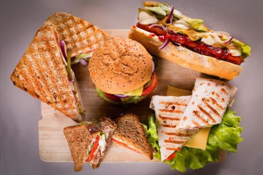 Burger sosisli sandviç ve tavuk sarma ile fast food plaka