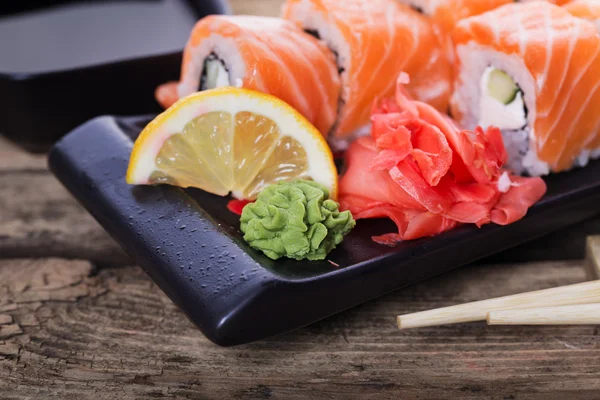 Rollos de sushi de salmón —  Fotos de Stock