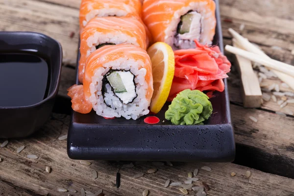 Rollos de sushi de salmón —  Fotos de Stock