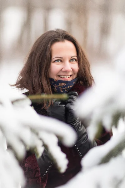 Winterfrauen haben Spaß im Freien — Stockfoto