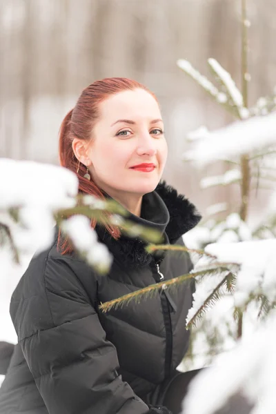 Winterfrauen haben Spaß im Freien — Stockfoto