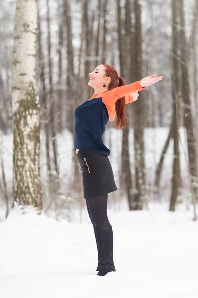 Zimní žena bavit venku — Stock fotografie