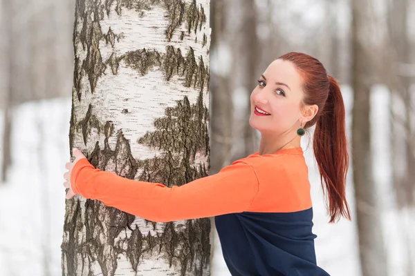 Zimní žena bavit venku — Stock fotografie