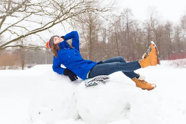 Winter vrouw veel plezier buitenshuis — Stockfoto