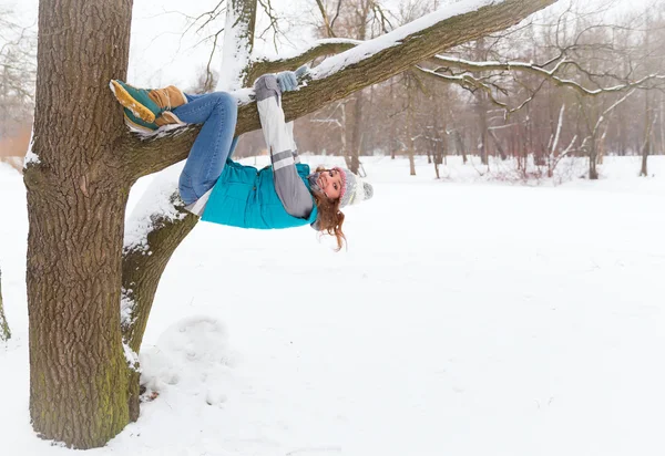 Winter vrouw veel plezier buitenshuis — Stockfoto