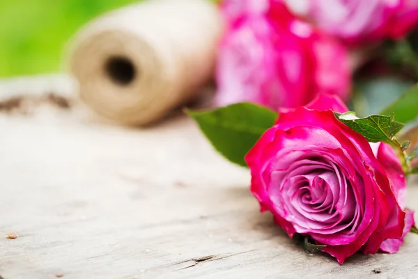 Rosa rose fresche su sfondo di legno — Foto Stock