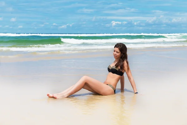 Unga vackra kvinnan har solen bad på kostnaden för ocean — Stockfoto