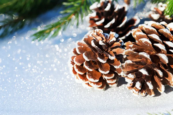 Weihnachtskomposition mit Tannenzapfen — Stockfoto