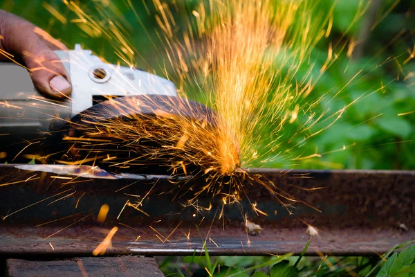 Sharpening and cutting of iron by abrasive disk machine — Stock Photo, Image