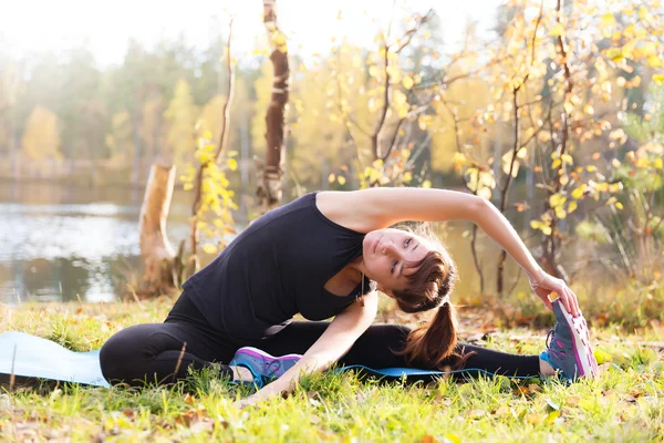 Perempuan cantik dalam yoga Parivrtta Janu Sirsasana - Menuju ke Pos Knee — Stok Foto