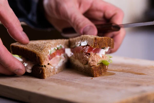 Kochen frischen hausgemachten gegrillten Thunfisch Sandwich auf Holz — Stockfoto