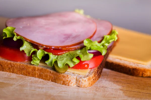 Свежий домашний сэндвич на гриле на дереве — стоковое фото