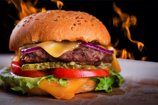 Friss finom forró házi hamburgert, tűz — Stock Fotó