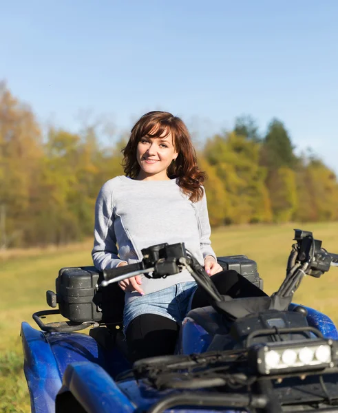 極端な quadrocycle Atv に乗って優雅な女性 — ストック写真