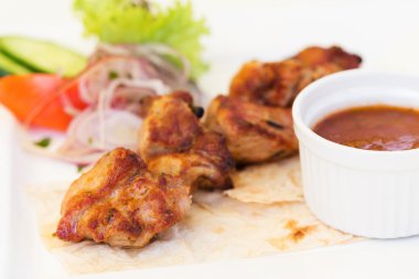 Domuz Barbekü Barbekü bir plaka üzerinde