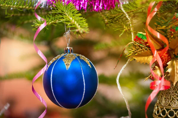 木の上の青いクリスマスつまらない — ストック写真