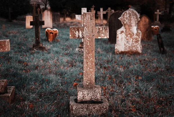 Стиль Хеллоуина церкви Святого Иоанна Крестителя в Англии — стоковое фото