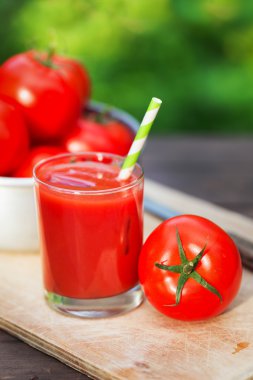 Ahşap arka plan üzerinde taze domates suyu