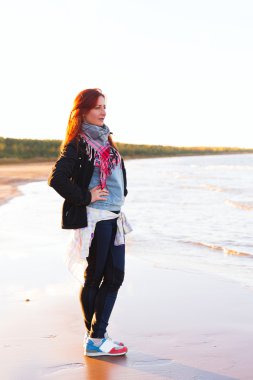 Kırmızılı kadın var eğlence göl maliyetini temel