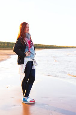 Kırmızılı kadın var eğlence göl maliyetini temel