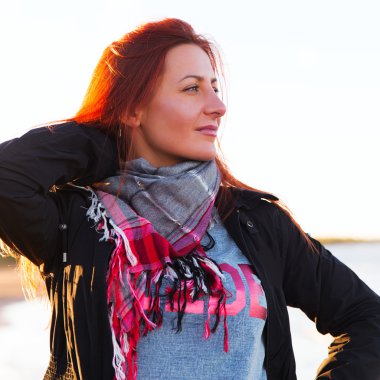 Kırmızılı kadın var eğlence göl maliyetini temel