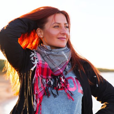 Kırmızılı kadın var eğlence göl maliyetini temel