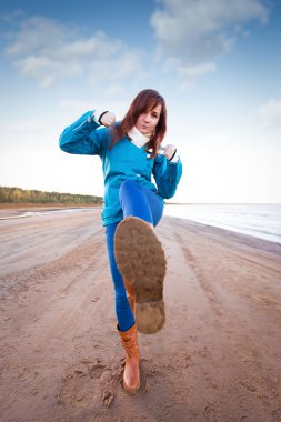 Kırmızılı kadın var eğlence göl maliyetini temel