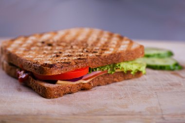 Ahşap üzerine taze ev yapımı ızgara sandviç