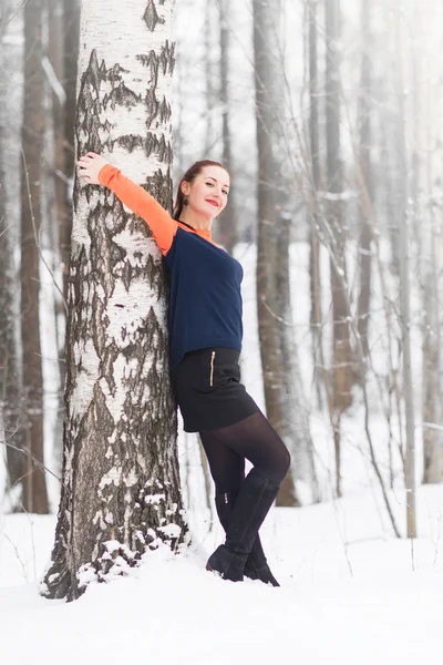 Winterfrauen haben Spaß im Freien — Stockfoto