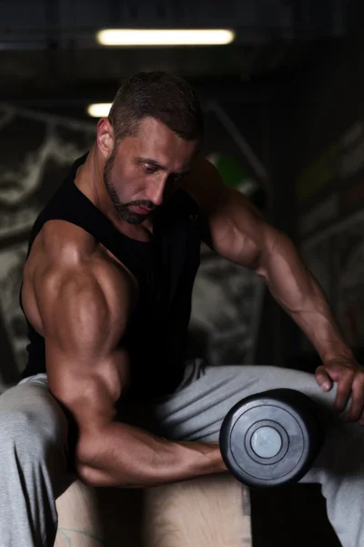 Entrenamiento fisicoculturista fuerte hombre brazo entrenamiento — Foto de Stock