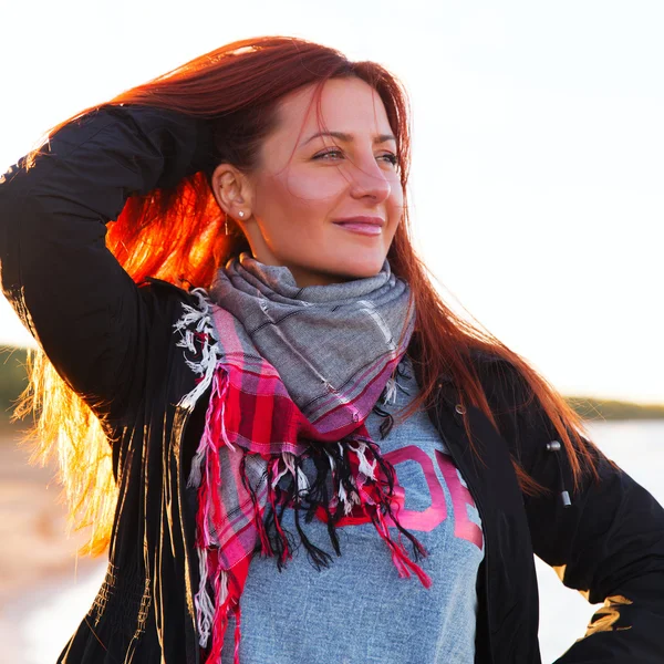 Kırmızılı kadın var eğlence göl maliyetini temel