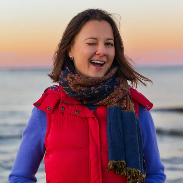 Woman on the cost of the lake in sunset lights — Stock Photo, Image