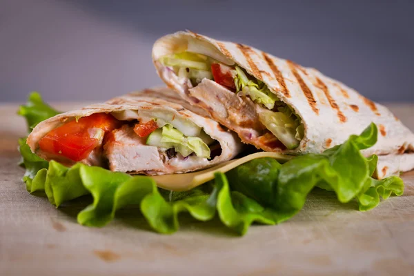 Verse zelfgemaakte kip wrap tortilla — Stockfoto