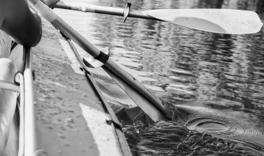 Kano suda kürek çekiyor.