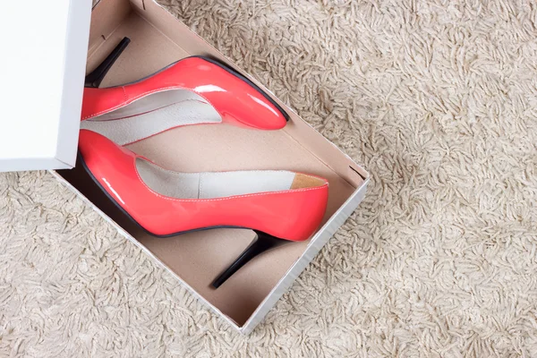 Buty czerwony kobiet w polu — Zdjęcie stockowe
