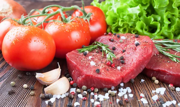 Čerstvý steak ze syrového masa — Stock fotografie