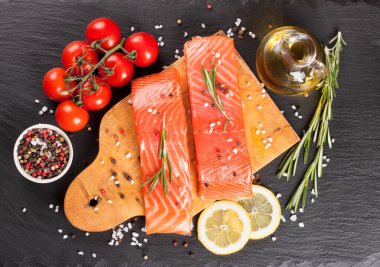 Baharatlı çiğ somon filetosu.