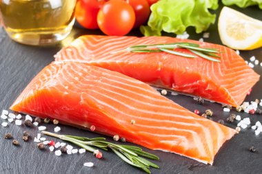 Baharatlı taze somon.