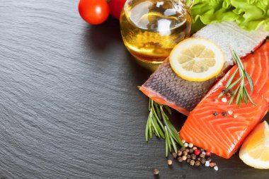 Çiğ somon filetosu.